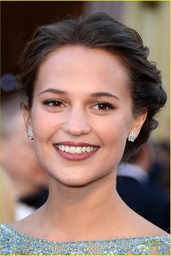 alicia-vikander-2013-oscars-05