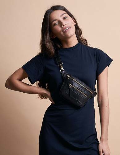 becks_bum_bag_croco_full_leather_model_full_WEB1_1200x