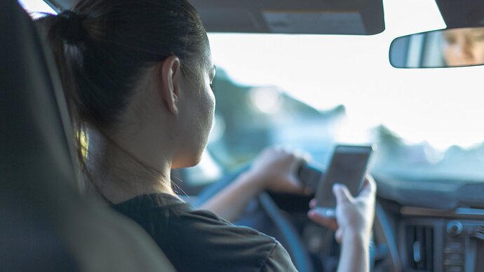 iStock-950601196 appen telefoon stuur auto