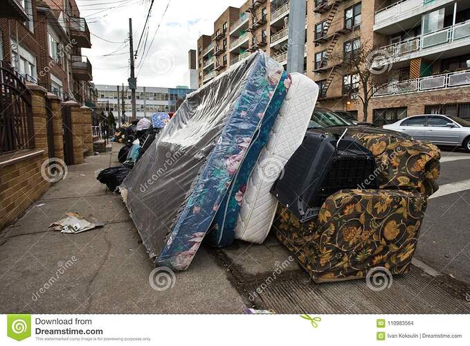 oude-die-bed-en-matras-langs-de-straat-wordt-gedumpt-110983564