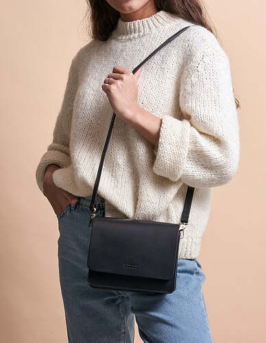audrey_mini_black_model_full_WEB_1200x