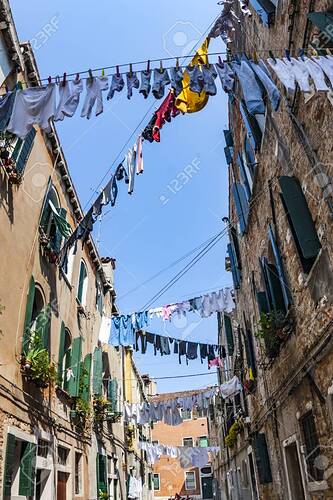 72380792-kleding-op-een-waslijn-in-een-smal-straatje-in-venetië-italië