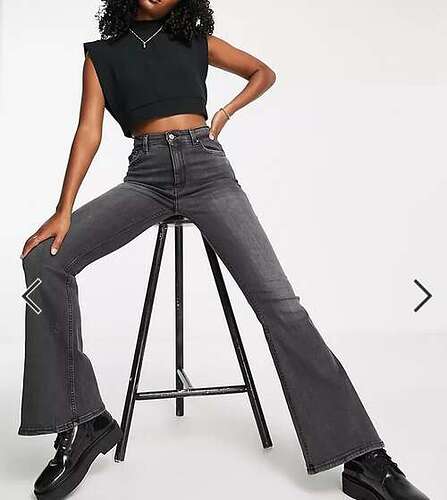 Screenshot 2022-04-29 at 20-12-11 Bershka - Flare jeans in zwart met wassing ASOS