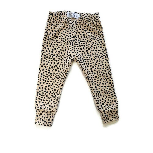 handgemaakt-aansluitend-legging-model-broekje-zandkleur-met-zwarte-dots