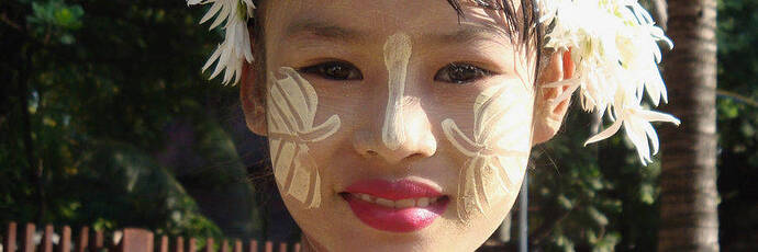 Myanmar-Inle-Lake-vrouw-bloemen-ketting.jpeg