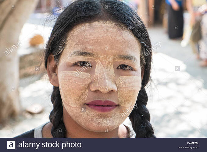 familyboymother-with-thanaka-bark-cream-face-paint-for-cosmetic-use-EAMF5M