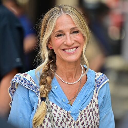 sarah-jessica-parker-seen-on-the-set-of-and-just-like-that-news-photo-1627587823