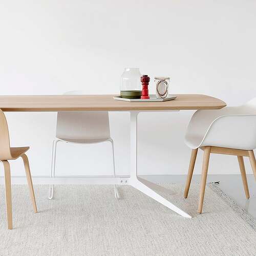 houtmerk_split_tafel_maatwerk_eettafel_massief_eiken_tafelblad_werkblad_design_interieur_inspiratie_wooninspiratie_met_muuto_visu_chair_fiber_eiken_onderstel_900x