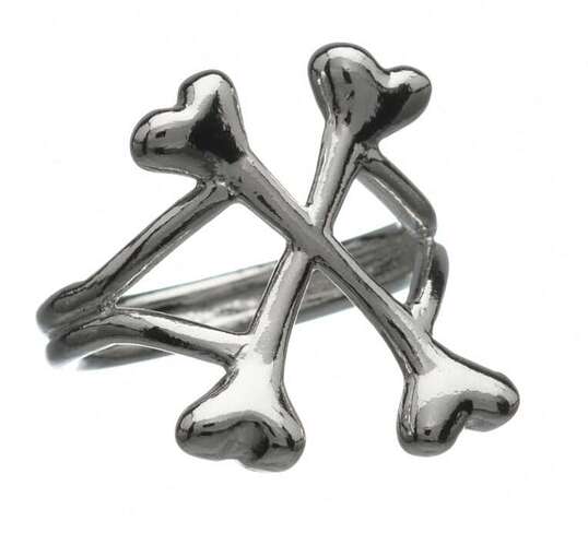 bloody-mary-metal-crossbones-ring