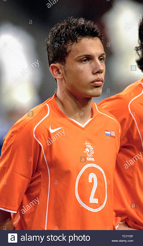 arena-di-amsterdam-amsterdam-paesi-bassi-18-2-2004-calcio-amichevole-internazionale-paesi-bassi-arancione-vs-usa-bianco-1-0-john-heitinga-ned-tcyy0f