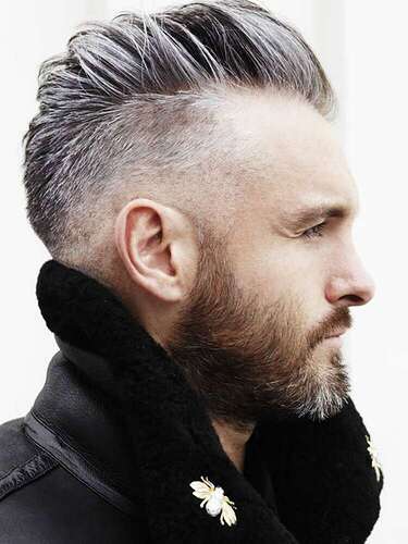Pompadour-met-mid-fade-grijs-haar-lammy-coat-baard-MAN-MAN