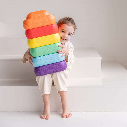 Stapelstenen-Jindl-vasthouden-regenboogkleuren