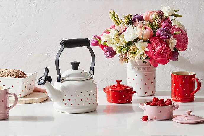 le-creuset-lamour-valentines-day-collection-tout-38e5022d170b4fef8a68429b9dee161a