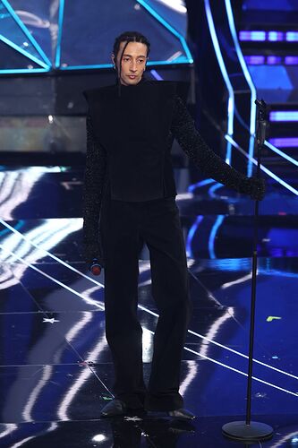 ghali-sanremo-2024-look-foto-news-1-65c80a5ad38fe