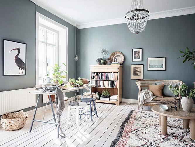 grijsgroene-muren-houten-accenten-woonkamer