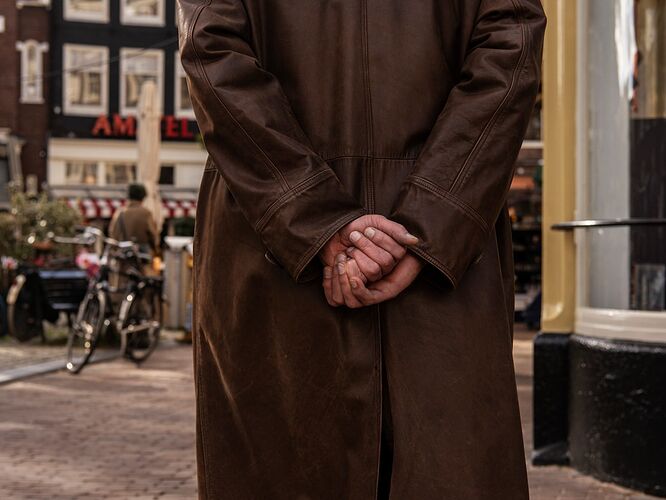 ik-zie-ze-graag-die-handen-op-de-rug