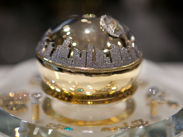 DKNY-Golden-Delicious-Million-Dollar-Fragrance-Bottle
