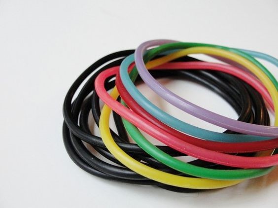 13 sieraden van vroeger - 4 plastic armbandjes
