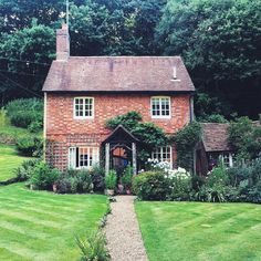 ce91fbc32907aaac9fea0d1a6d2a76c4--english-house-english-cottages